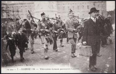 Joueurs de cornemuse défilant devant le palais de Buckingham Editions Guiraud marseille